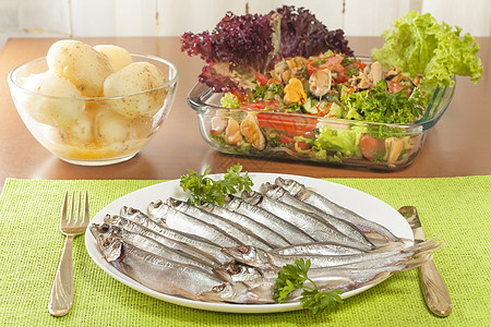 盘子上鱼群的卡佩林土豆蔬菜食物仪器煮沸烹饪服务零食酒杯盐渍图片