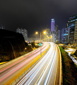 夜间在高速公路上交通灯光城市景观公寓办公室住宅建筑踪迹建筑学运输图片