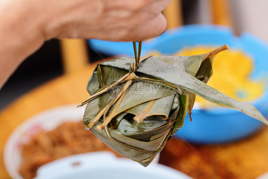 大米加料 特写勺子文化绿色美食糯米饭竹子饺子水草男性叶子图片