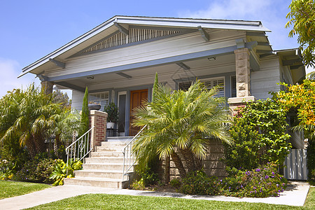 具有绿色触摸点的加州洛马传统房子图片