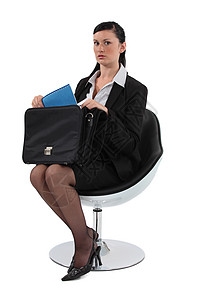 商业女商务人士从公文包里拿出一份文件女性女士女孩简历员工面试美丽公文包椅子合同图片