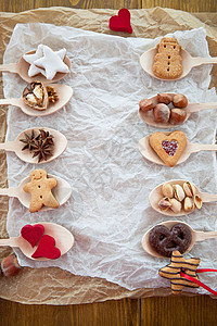 各种饼干和坚果空白姜饼人巧克力勺子季节性开心果时候雪人榛子烘焙图片