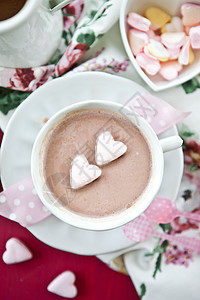 热巧克力加棉花糖飞碟桌布心形丝带可可粉色勺子杯子餐巾照片图片
