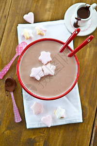 热巧克力加棉花糖可可飞碟星形丝带勺子粉色热饮心形牛奶桌布图片
