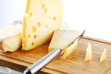 奶酪和奶酪刀烹饪产品午餐立方体香味木头牛奶气味食品熟食图片