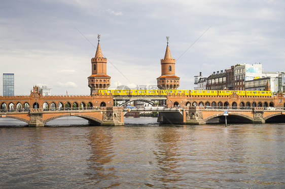 德国柏林的红桥中心火车街道狂欢橙子石头游客边界天空蓝色图片