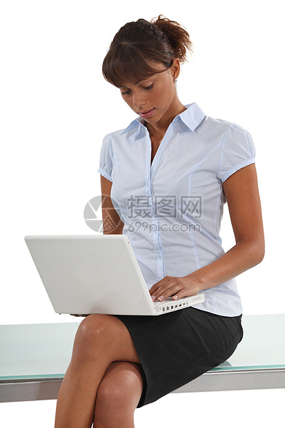 女商务人士使用她的笔记本电脑图片