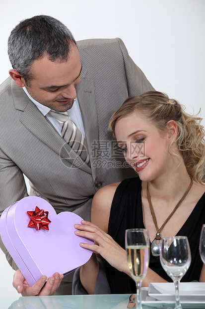 金发金发在浪漫晚宴上接受男朋友的礼物图片