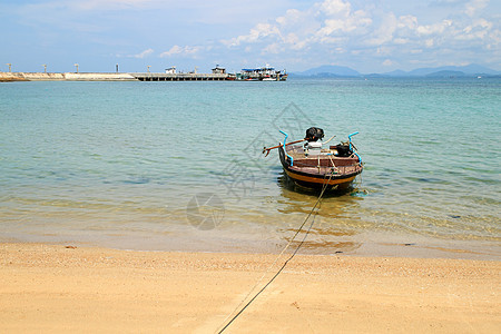 在海滩上降落的木制渔船阳光热带旅行血管绳索日落渔夫海浪运输海洋图片