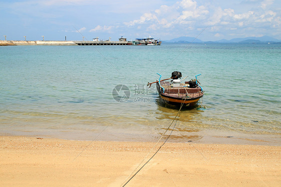 在海滩上降落的木制渔船阳光热带旅行血管绳索日落渔夫海浪运输海洋图片