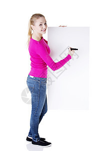快乐的美丽的女人写在空白板上图片