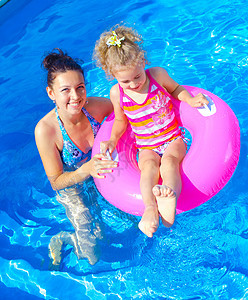 有母亲在游泳池的女孩婴儿乐趣喜悦游泳衣女士太阳游泳快乐享受活动图片