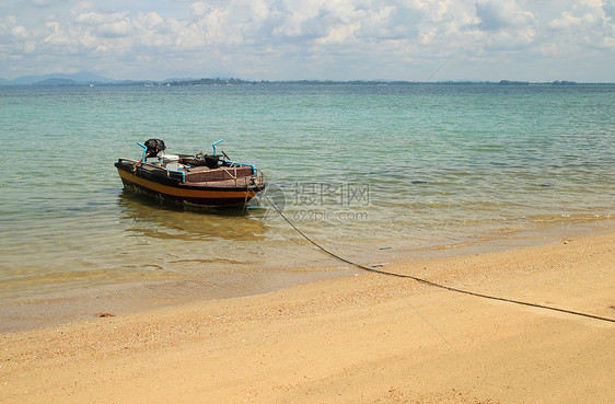 在海滩上降落的木制渔船旅行热带场景阳光血管文化渔夫钓鱼木头运输图片