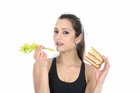 妇女持有蛋糕和西莱里Celery白色头发育肥女士海绵食物采摘芹菜图片