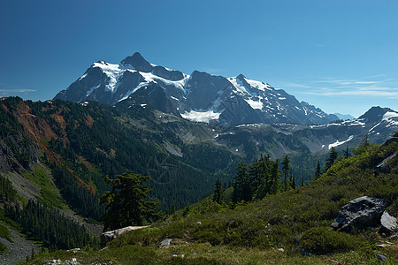 山地景观天空高地荒野绿色风景远足山脉海拔爬坡山峰图片