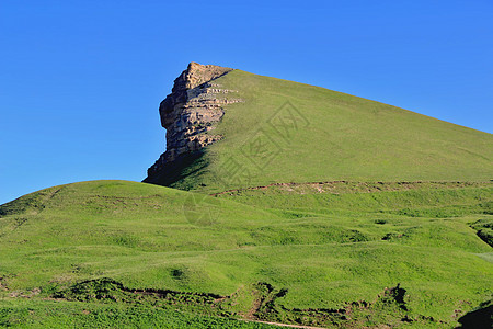 高加索绿色山脉首脑木头爬坡顶峰悬崖绿色森林高度风景叶子图片