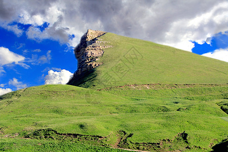 高加索绿色山脉顶峰首脑爬坡高度悬崖风景绿色森林叶子木头图片