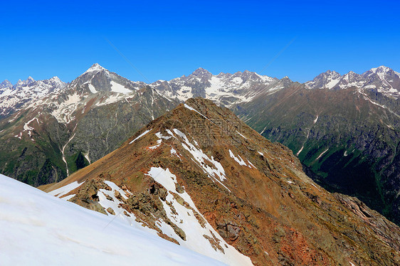 俄罗斯高加索地区的落基山脉地区顶峰悬崖岩石风景爬坡高度首脑冰川石头图片