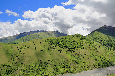 高加索绿色山脉爬坡顶峰悬崖木头森林叶子高度绿色首脑风景图片