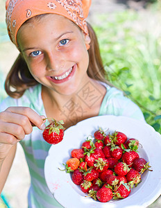 女孩吃草莓快乐诱惑花园女性幸福童年甜点乐趣水果维生素图片