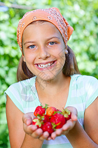 女孩拿着草莓微笑小吃食物幸福孩子乐趣盘子水果女性享受图片