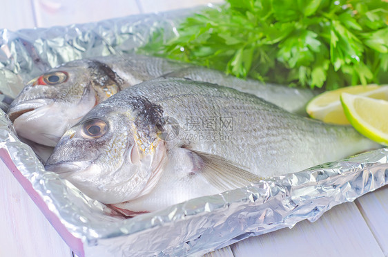 生鱼荒野钓鱼水果营养海洋动物眼睛香菜尾巴木板图片