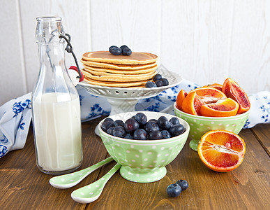 早餐新鲜煎饼照片杯子水平生产桌子瓶子绿色牛奶水果盘子图片