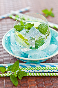 新鲜柠檬水吸管泉水叶子树叶冰块茶点柠檬绿色蓝色薄荷图片