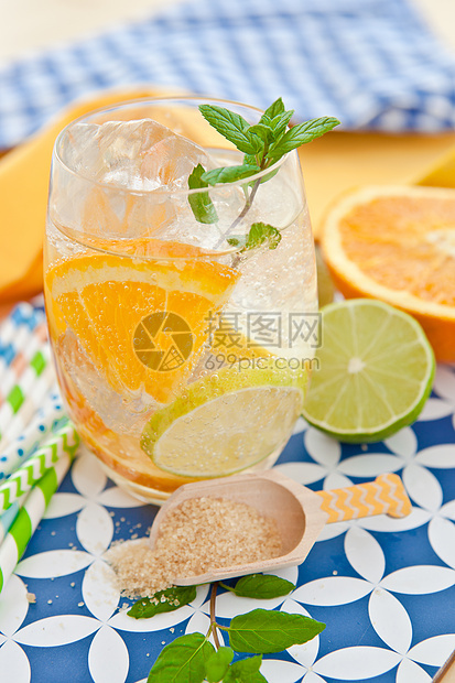冷饮柠檬和橙子照片饮料橘子泉水蓝色玻璃树叶薄荷叶子茶点图片