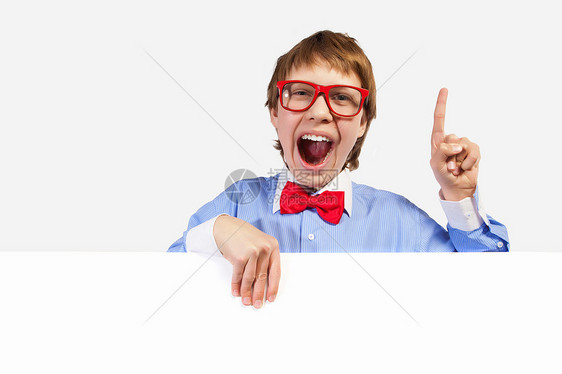 红色戴红眼镜的男孩持有白方领结框架男性海报男生眼镜工作室手臂教育推介会图片