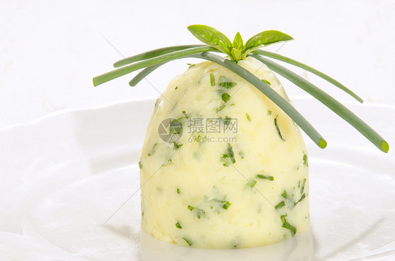 土豆泥和薯条绿色香料奶油状泥状韭菜状物土豆盘子煮沸蔬菜图片