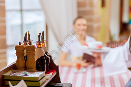 餐厅的漂亮女人敷料衣服食物成人烹饪女孩女性桌子服务食堂图片