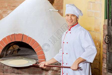 年轻男厨师面粉烤箱职业面团面包师火炉厨房食物男人烹饪图片