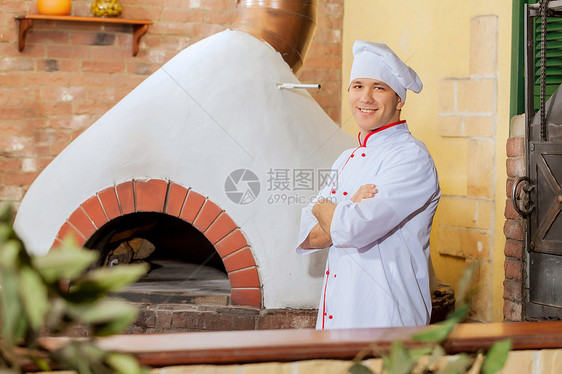 年轻男厨师烤箱面粉面团食谱美食男性面包师餐厅木板糕点图片