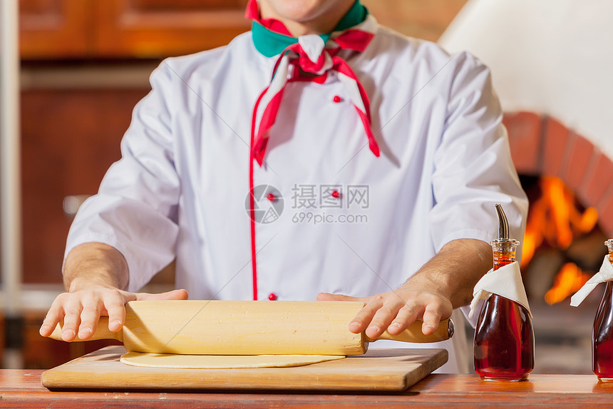 特写厨师双手男性别针面粉木板手工烘烤食物扁平化馅饼面包师图片