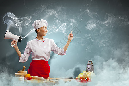 亚洲女性厨师 手持扩音器微笑女孩沙拉女士成人胡椒手指杯子蔬菜帽子图片