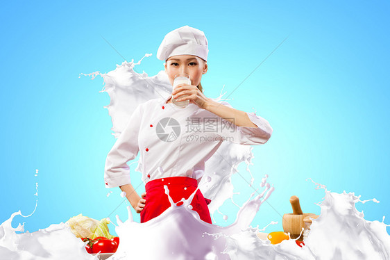 亚裔女性烹饪对抗奶水喷洒女孩厨房蓝色蔬菜情感营养飞溅桌子牛奶围裙图片