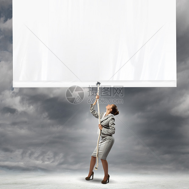 女商务人士拉横幅女士女性送货微笑人士标语商务空白商业白色图片