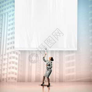 商业妇女拉着空白横幅商务女孩女性绳索展示成人卡片木板成功管理人员图片