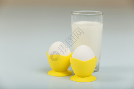 牛奶在玻璃罐子和鸡蛋里水壶蛋壳烹饪液体奶制品养分杯子酸奶饮食农场图片