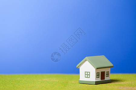 房子在草地上 概念形象财产小屋背景生态住宅家庭玩具商业销售天空图片