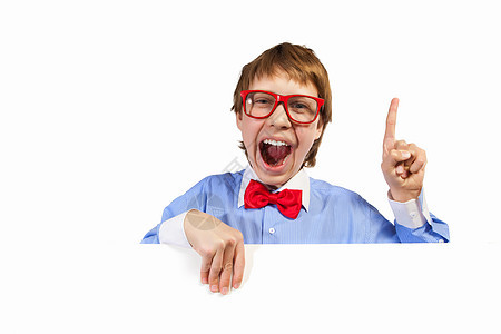 红色戴红眼镜的男孩持有白方海报教育男性童年领结推介会幸福眼镜快乐手臂图片