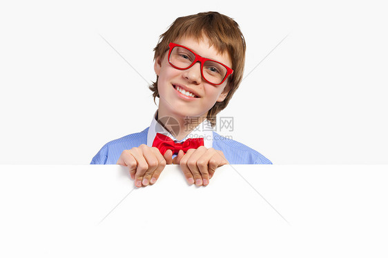 红色戴红眼镜的男孩持有白方横幅木板手指广告牌框架推介会领结边缘童年男生图片