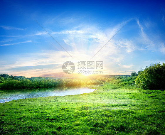 湖边的风景田园牧场草地色彩阳光场地池塘太阳土地生长图片