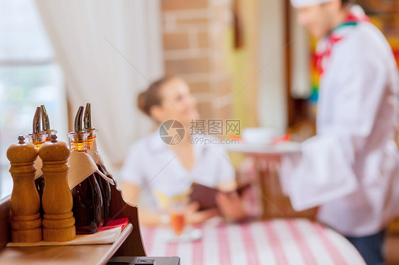 餐馆的年轻女青年餐厅午餐游客女性早餐咖啡店时间精制烹饪咖啡图片