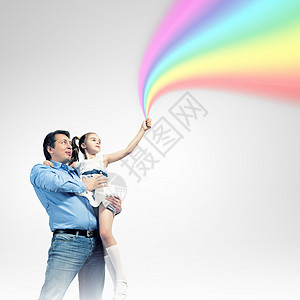 父亲抱着女儿和彩虹男性爸爸拥抱快乐感情裙子父母亲戚们幸福阳光图片