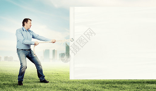 成人男子拉着空白横幅快乐纸板成功男性推介会展示海报广告牌男人微笑图片