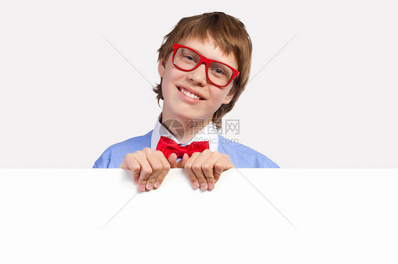 红色戴红眼镜的男孩持有白方海报童年男性男生眼镜手指幸福广告边缘手臂图片