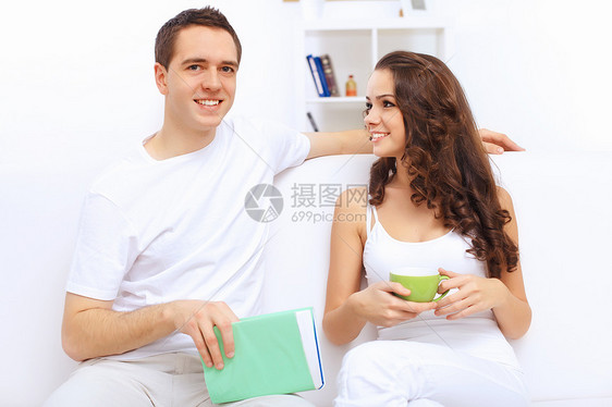 快乐的年轻情侣在一起男性长椅男人沙发拥抱感情女性女孩微笑亲热图片