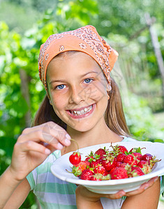 女孩吃草莓享受微笑女性诱惑光泽度水果浆果甜点马尾辫快乐图片